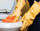 Хватает всего 3 капель: очищаем ржавчину и налет на унитазе средством из аптечки