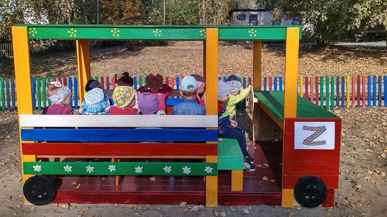 Главная картинка новости: Участник СВО подарил воспитанникам детского сада п. Стрижи «спецтранспорт»