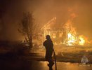 В Свече крупный пожар охватил два деревянных дома