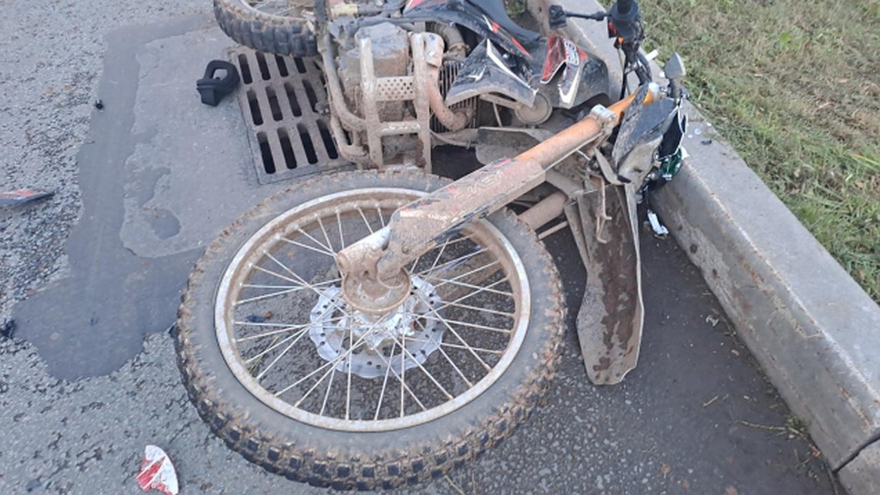 Главная картинка новости: В Кирове 17-летние водитель и пассажирка мотоцикла пострадали в ДТП