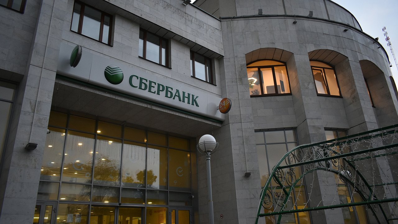 Главная картинка новости: В Кировском отделении Сбербанка реализована первая сделка на ИЖС с открытием эскроу-счёта