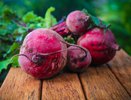 Часами варить свеклу не нужно: 15 минут и овощ станет вкусным и сочным, а все благодаря одной уловке