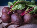 Не стоит варить свеклу часами — хватит 15 минут: овощ станет вкуснее и сочнее всего благодаря этой уловке