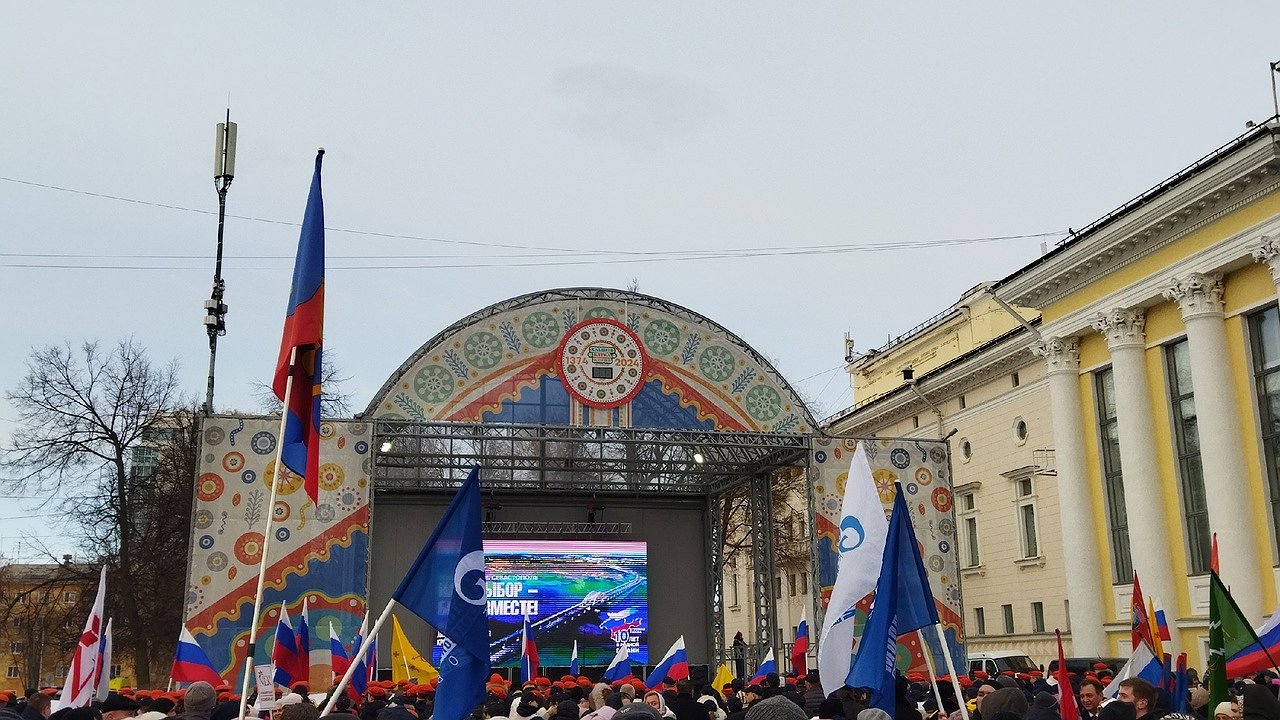 Главная картинка новости: Военный оркестр и Юта: какие мероприятия ждут кировчан на Театральной площади 19 октября