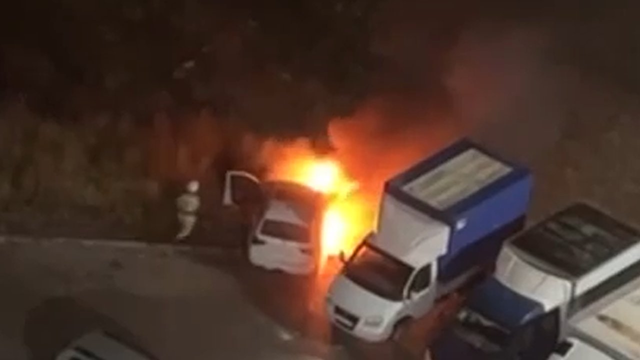 Главная картинка новости: В Кирове пожарные вытащили мужчину из горящего BMW