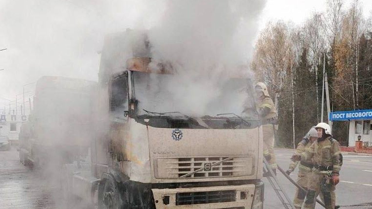 Главная картинка новости: На трассе “Вятка” водитель поджег свой грузовик газовой плиткой