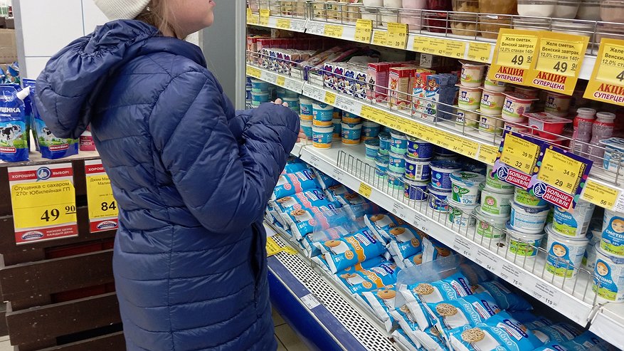 Главная картинка новости: "Водопроводная вода с побелкой": Росконтроль назвал марки молока, которые не стоит покупать даже по акциям