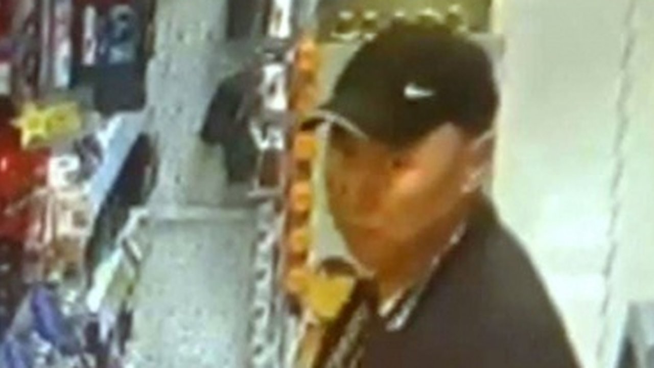 Главная картинка новости: В Кирове разыскивают магазинного воришку