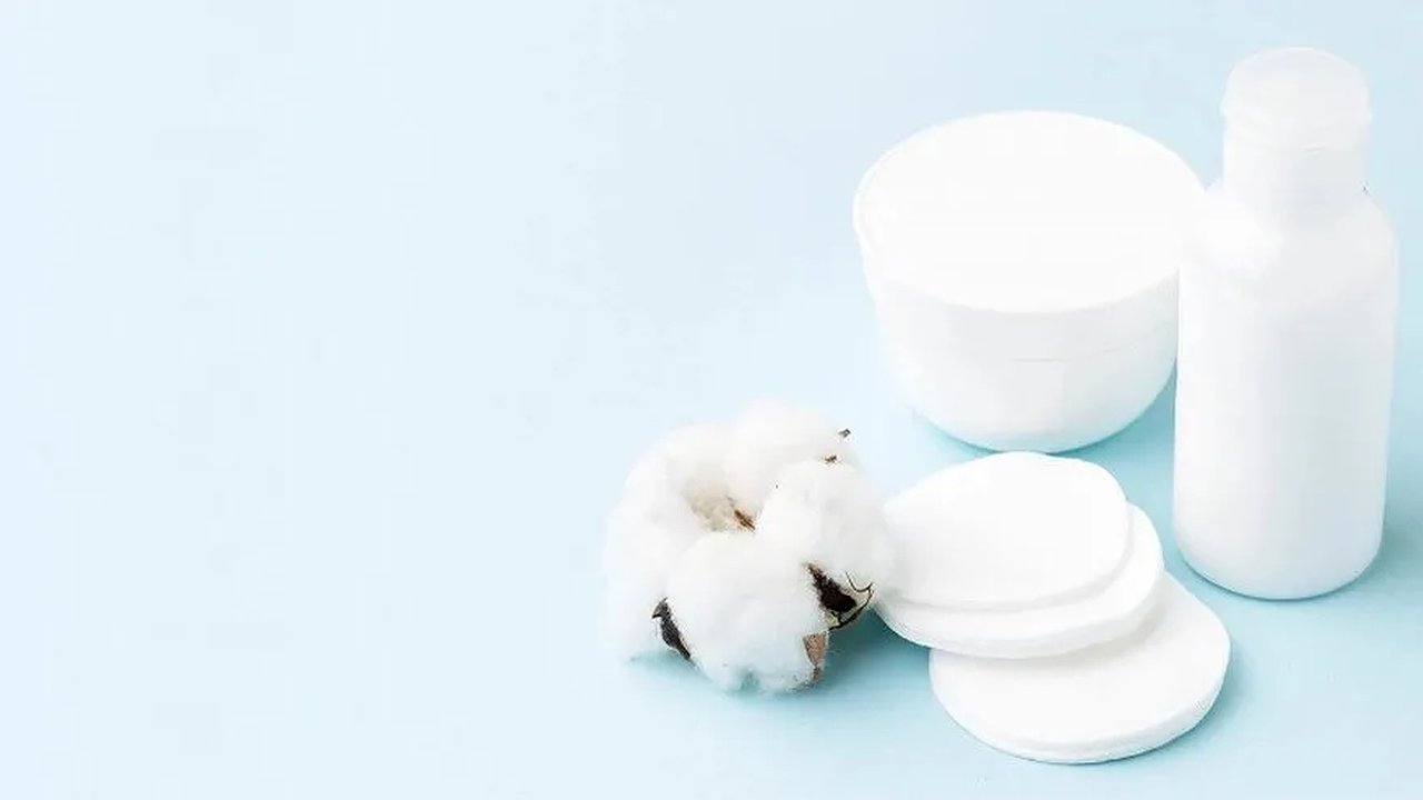 Главная картинка новости: Смочите тампон и 2 раза обработайте подмышки – мгновенно избавит от запаха пота на сутки