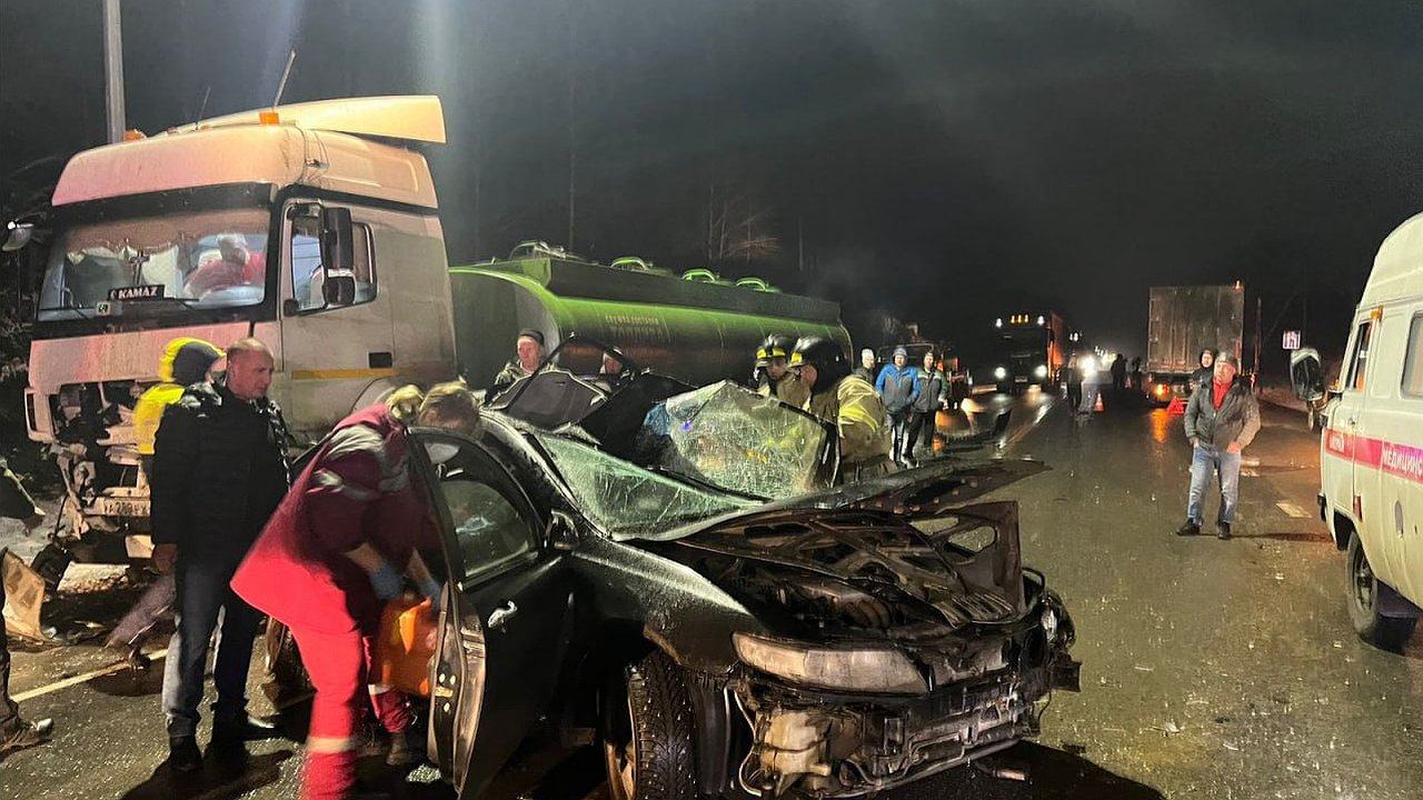 Главная картинка новости: При столкновении четырех машин в Юрьянском районе погиб водитель "Хонды"