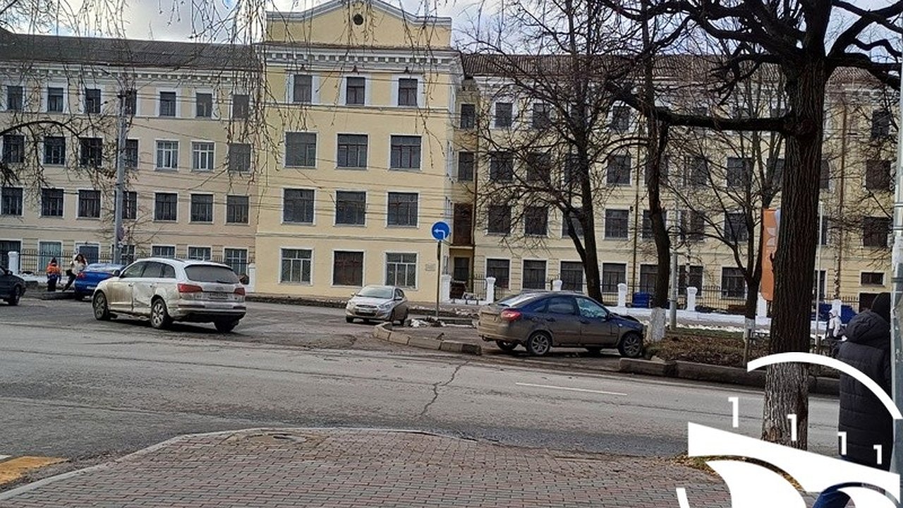 Главная картинка новости: ДТП на Октябрьском проспекте в Кирове: легковушка вылетела на аллею