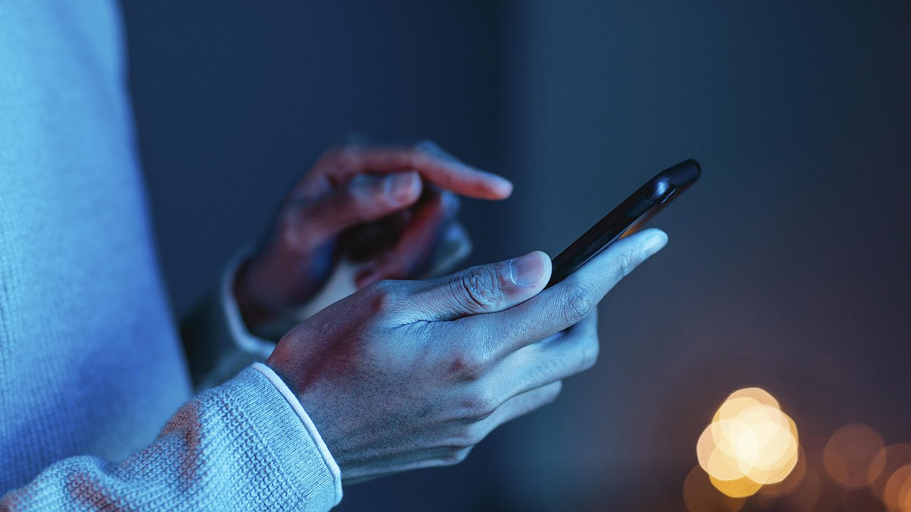 Главная картинка новости: Почему нельзя носить смартфон в кармане зимней куртки: последствия будут неожиданными