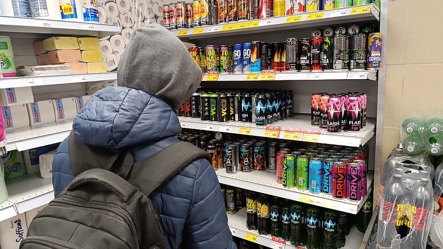 Главная картинка новости: В Кировской области предлагают ограничить продажу энергетиков