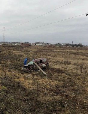 В Кирово-Чепецком районе автомобиль перевернулся и врезался в столб: погибли два человека