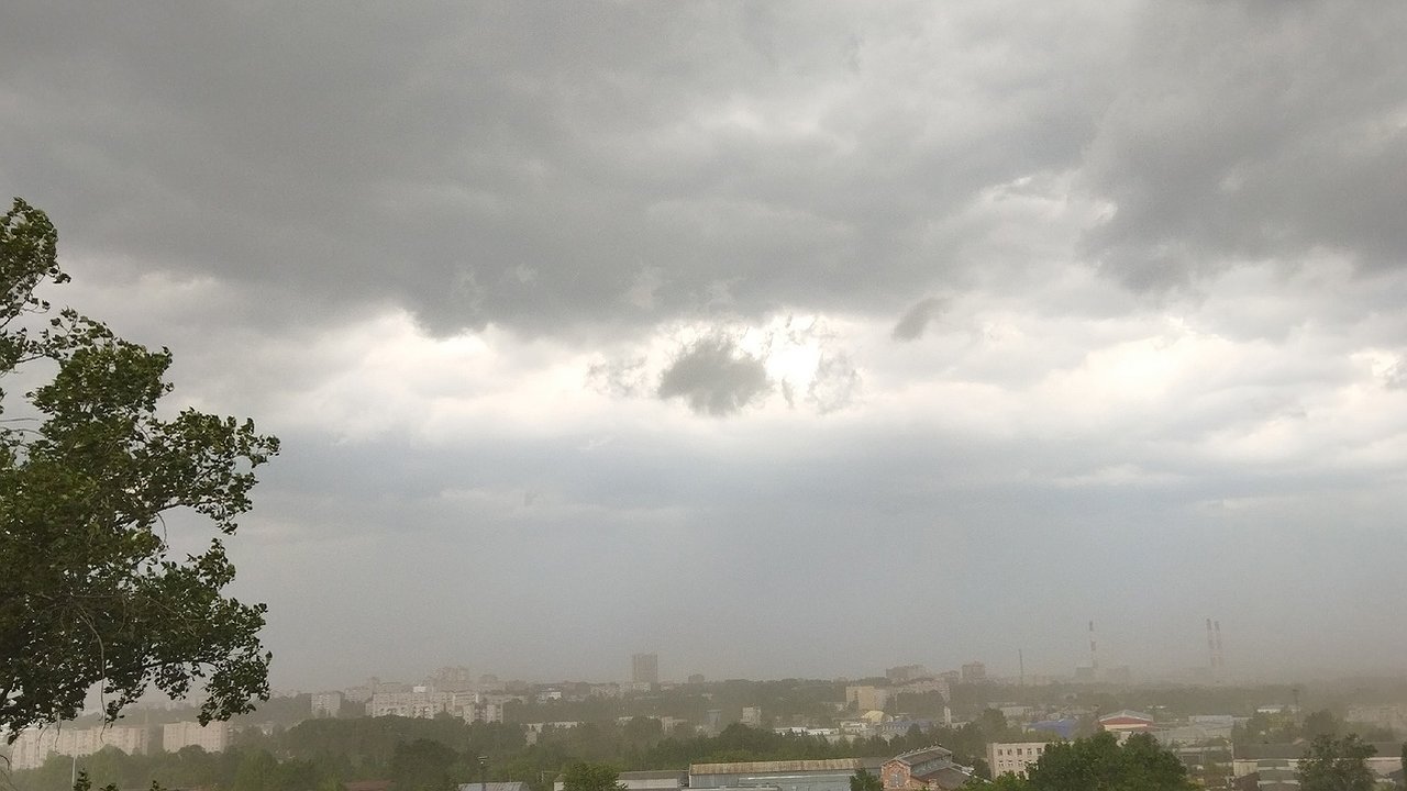 Главная картинка новости: Из-за сильного ветра в семи населенных пунктах Кировской области отключилось электричество