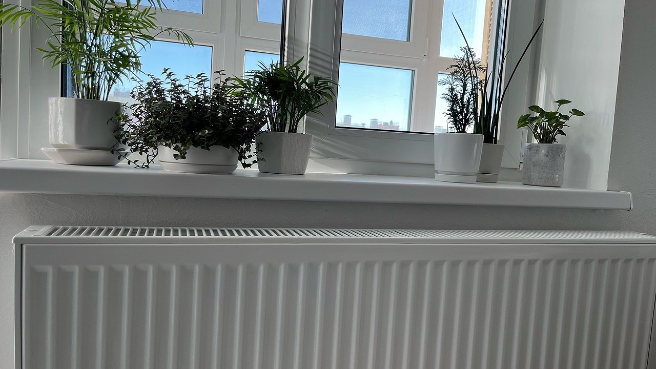 Главная картинка новости: Наклеили за 5 минут и не мерзнем: из окон больше не дует, а подоконник теплый