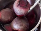 Не варю свеклу часами — хватает 15 минут: есть одна уловка — выходит вкуснее и без запаха на весь дом
