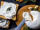 На ночь смешиваем ряженку и сметану: утром получаем сыр "Филадельфия" — готовится, пока вы спите
