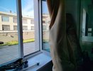 Окна не продувает в сильный ветер: нужен всего лист бумаги и клей ПВА - тепло до лета