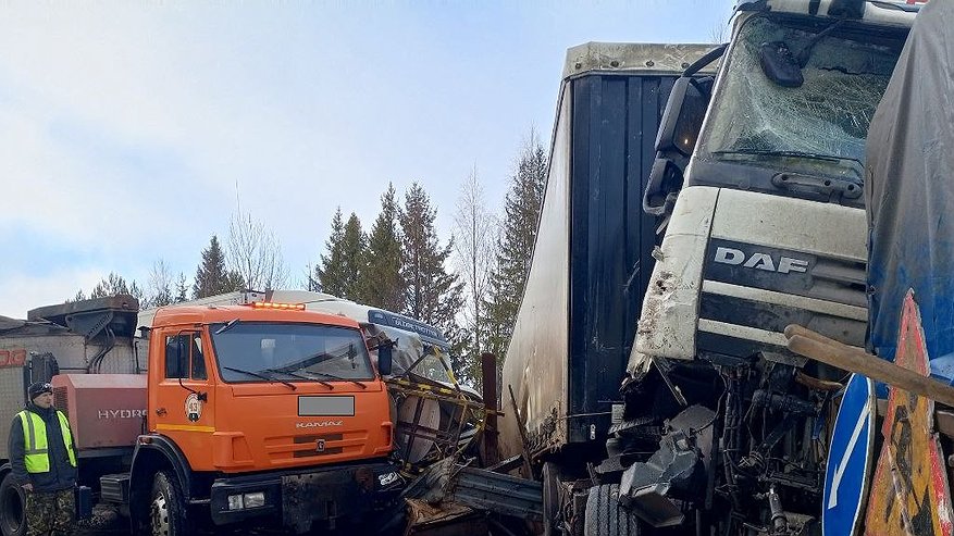 Главная картинка новости: В Котельничском районе столкнулись пять автомобилей: есть погибший