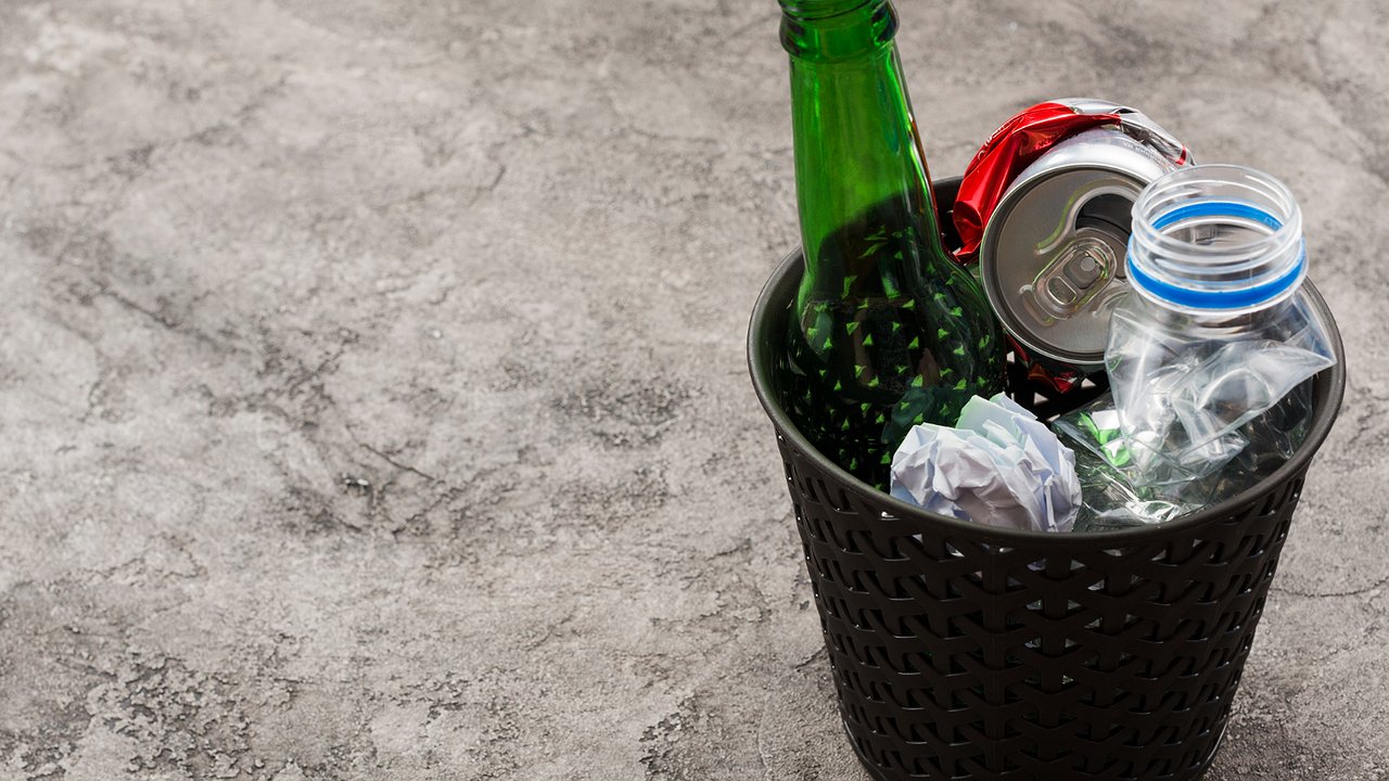 Главная картинка новости: Приклейте прокладку к мусорному ведру: лишь единицы знают, как работает этот лайфхак