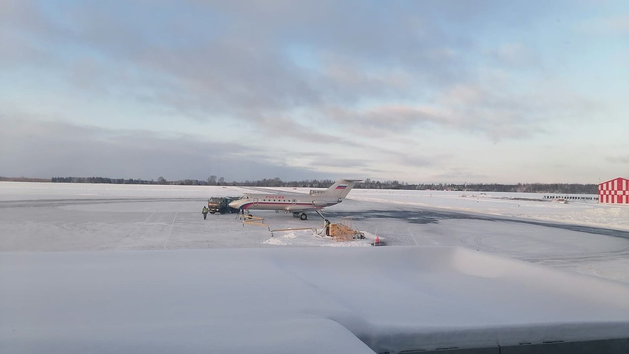 Главная картинка новости: Два летевших в Ижевск самолета экстренно приземлились в кировском аэропорту "Победилово"