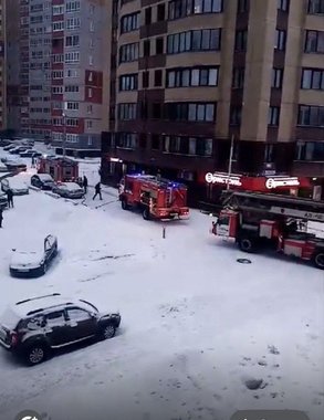 В Кирове на улице Архитектора Валерия Зянкина во время пожара спасли женщину с ребенком