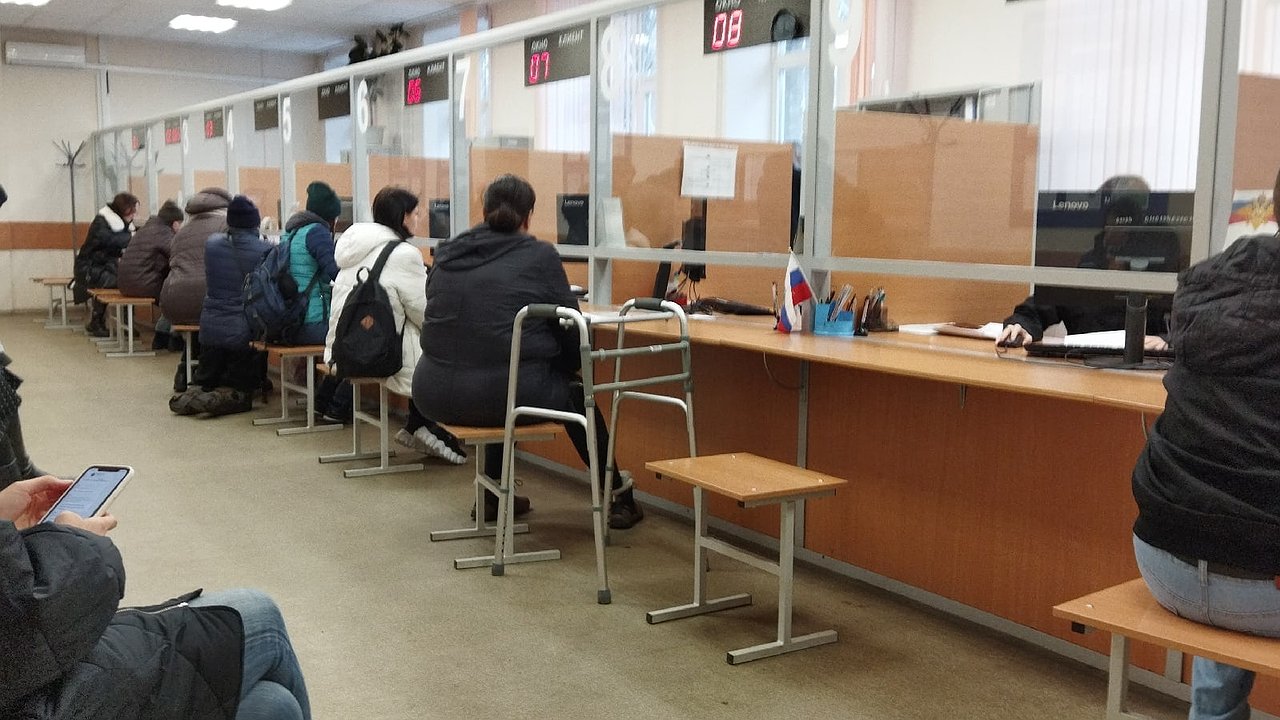 Главная картинка новости: В России стало дорого разводиться и менять имя