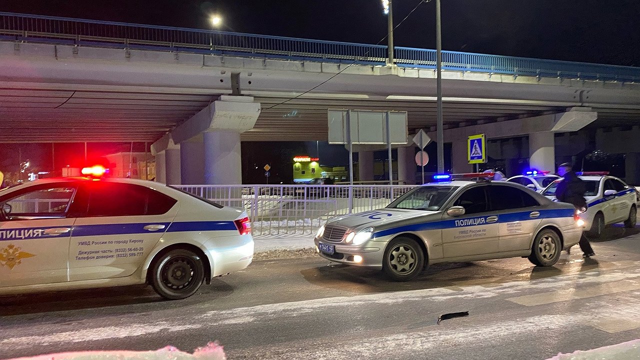 Главная картинка новости: Кировские полицейские помогли семьям с детьми, чьи машины сломались на трассе