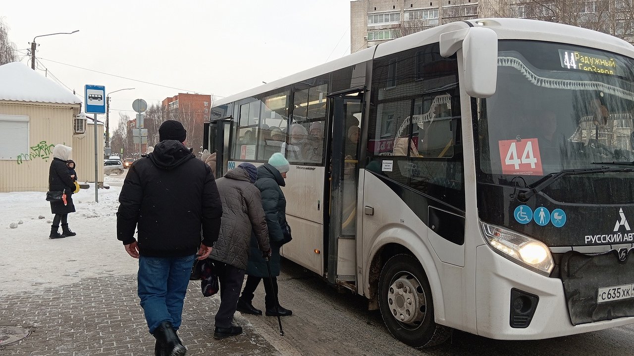 Главная картинка новости: Из-за многочисленных жалоб пассажиров в Кирове могут расторгнуть контракт с перевозчиком "Автобус43"
