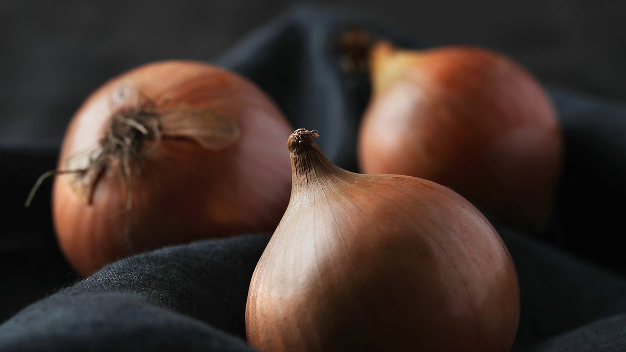 Главная картинка новости: Кладу луковую шелуху под кровать: этот метод эффективен и сейчас