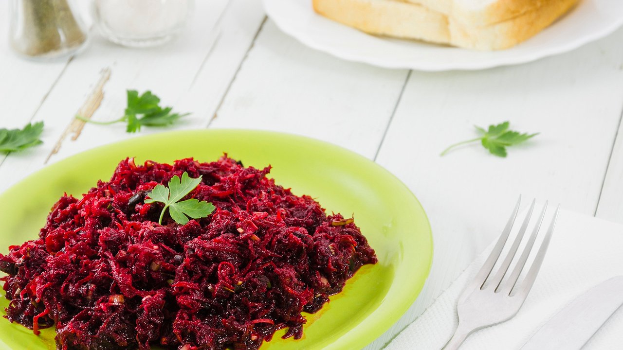Главная картинка новости: Вкусный салат со свеклой: домашних от него за уши не оттащите — легкий и быстрый рецепт
