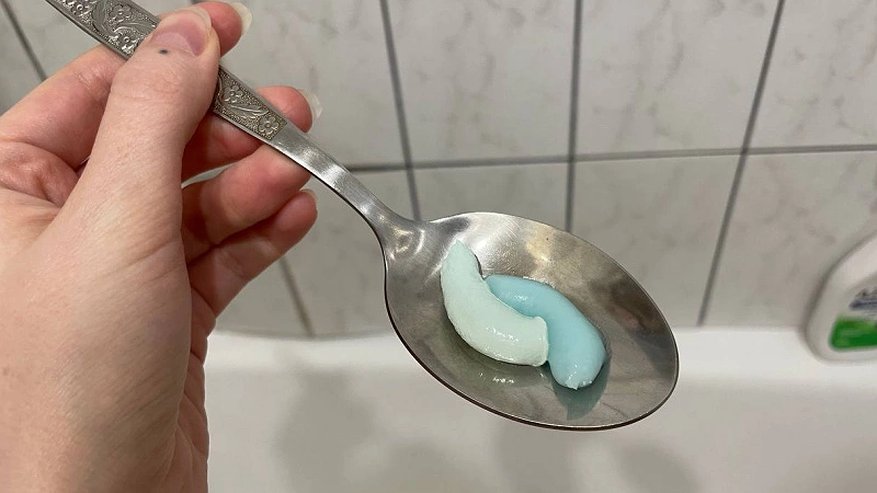 Главная картинка новости: Кладу зубную пасту в морозилку - лайфхак решает надоевшую проблему на кухне: совет на вес золота