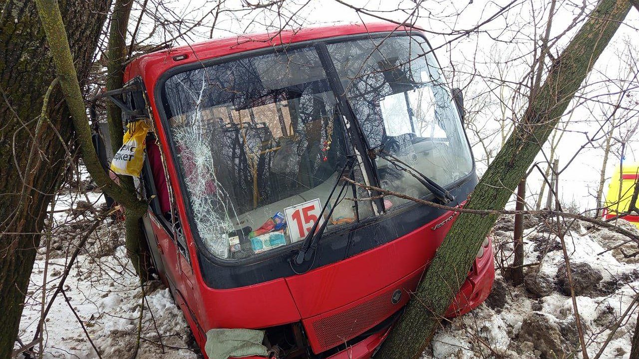Главная картинка новости: В Кирове на Слободском тракте в ДТП с автобусом пострадала 55-летняя пассажирка
