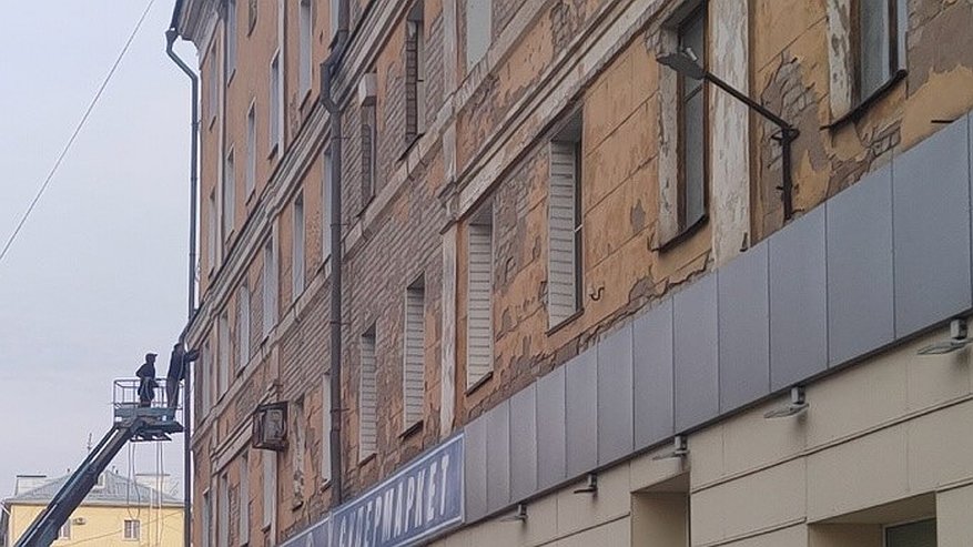 Главная картинка новости: В Кирове кровельщик упал с высоты 4 этажа при выполнении работ