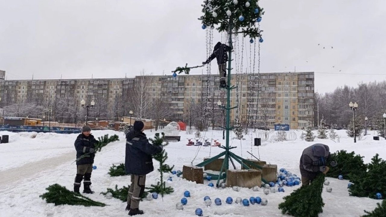 Главная картинка новости: В Кирове началась уборка новогодних конструкций, украшений и елей