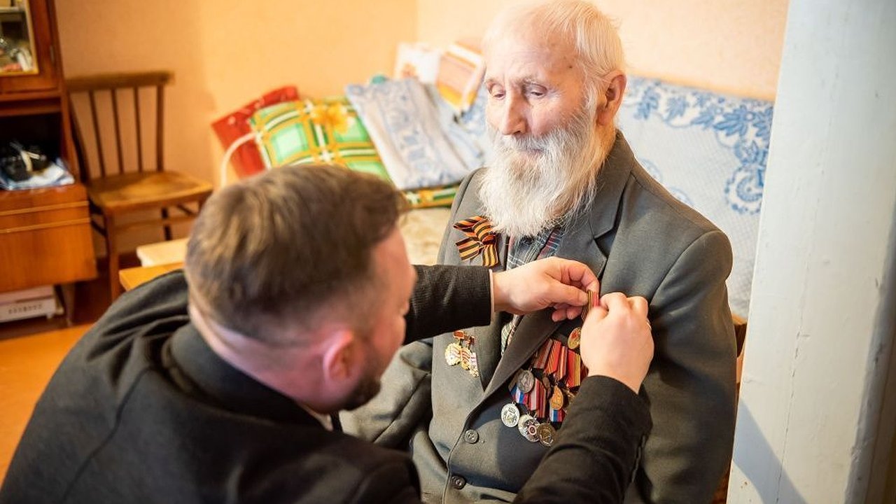 Главная картинка новости: Четыре ветерана из Кирова по указу президента награждены юбилейными медалями в честь 80-летия Победы