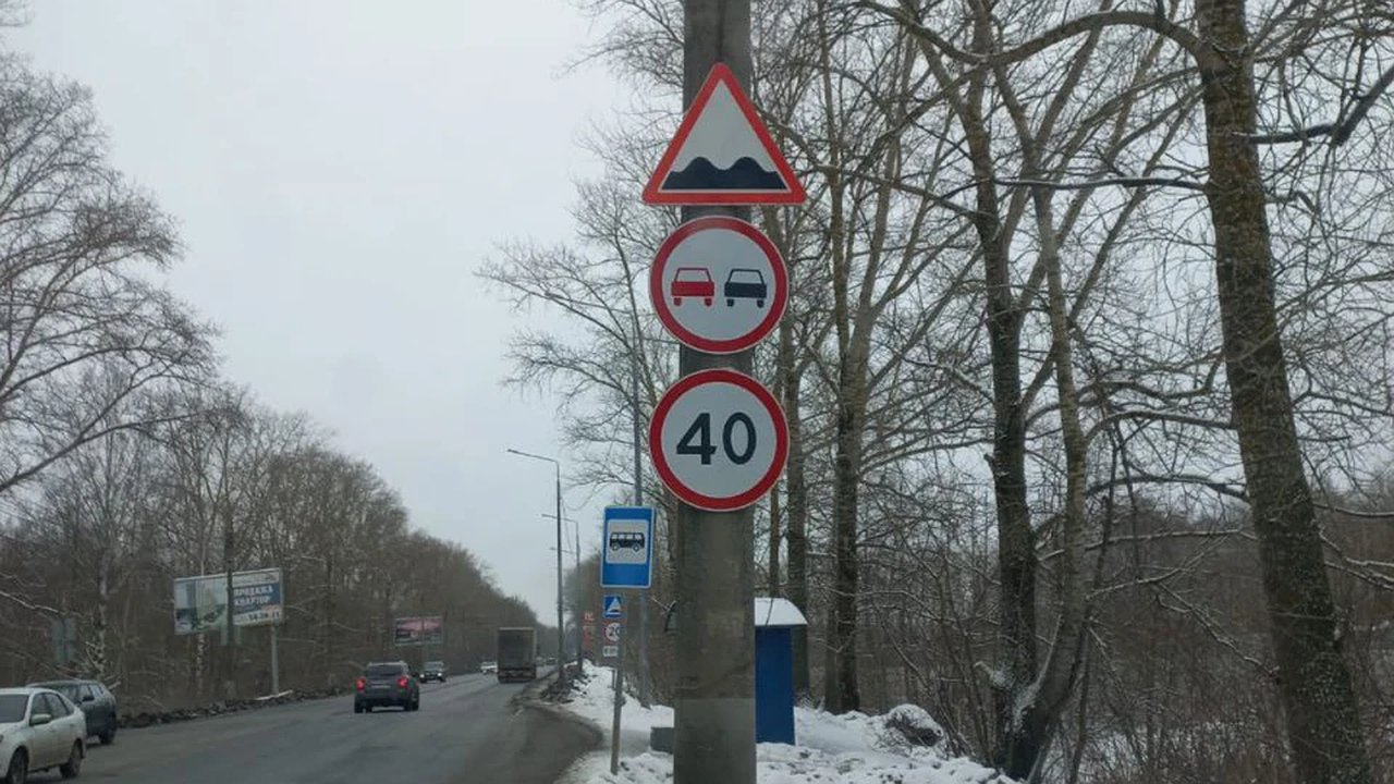 Главная картинка новости: В Кирове на Слободском тракте из-за глубокой колеи ввели ограничение скорости