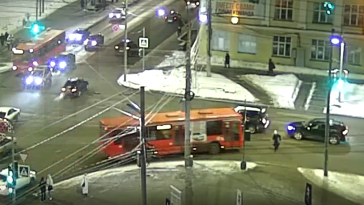 Главная картинка новости: Появилось видео ДТП с автобусом, который насмерть сбил женщину в центре Кирова