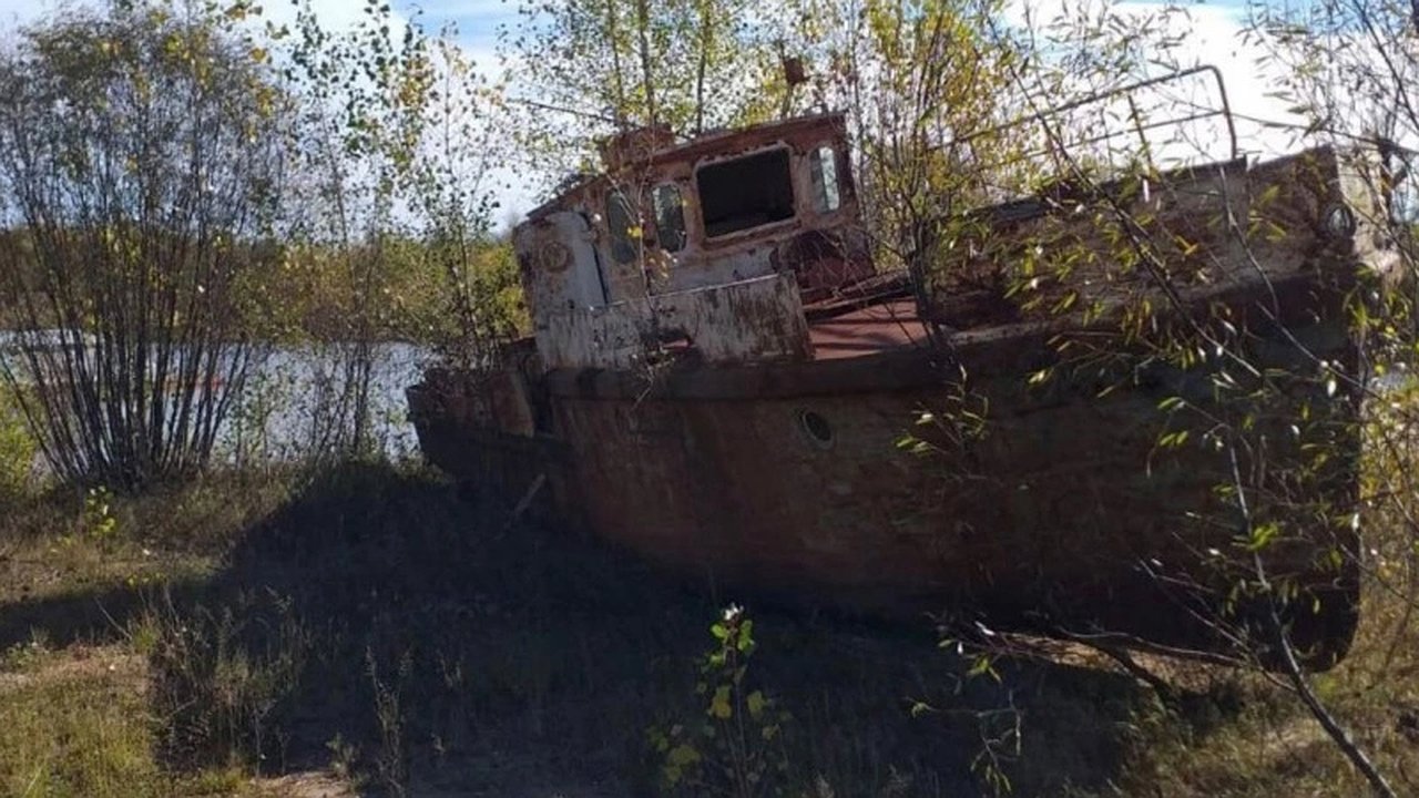 Главная картинка новости: В Нолинском районе нашли остатки бесхозного теплохода
