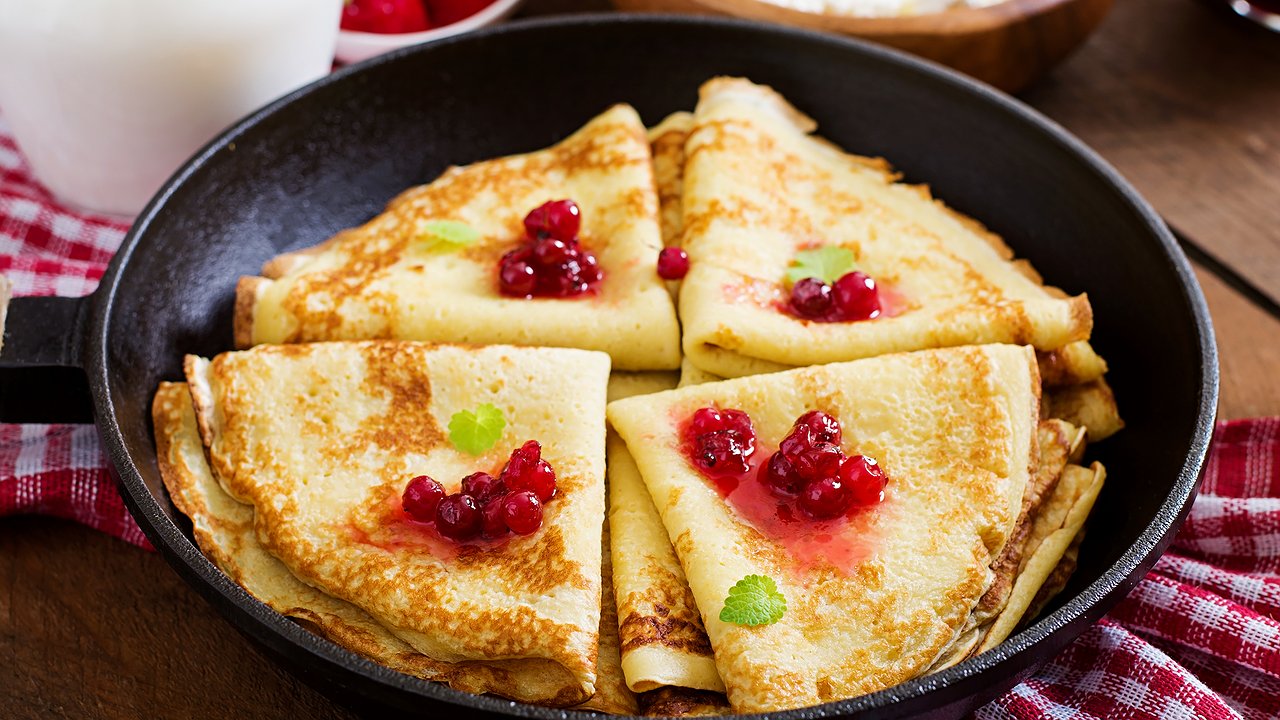 Главная картинка новости: Добавляем 2 ложки в тесто - блины не рвутся и не прилипают к сковороде: идеально на Масленицу