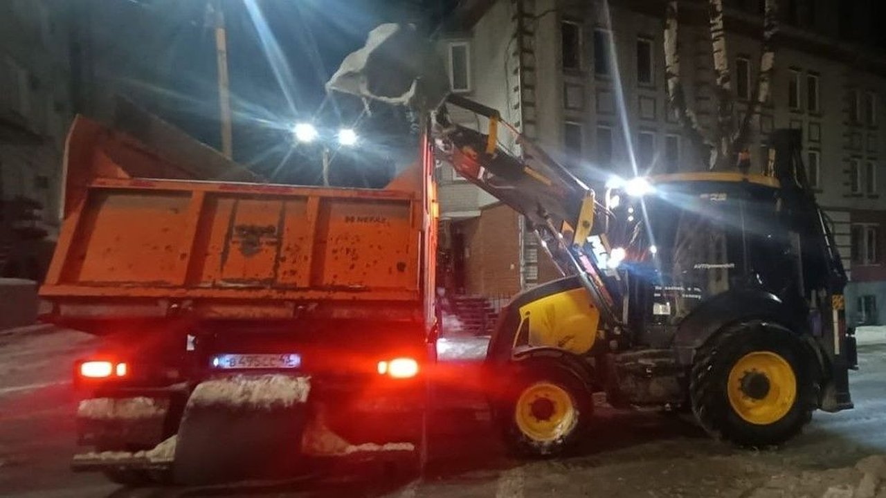 Главная картинка новости: В мэрии опубликовали список улиц, откуда вывезут снег в ночь на 28 февраля