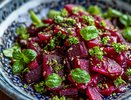 Банальный винегрет в пролете: сытный и вкусный салат со свеклой — у гостей только за ушами пищит от удовольствия
