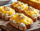 2 продукта через терку — и через 7 минут нежная намазка на хлеб готова: так вкусно, что язык можно проглотить