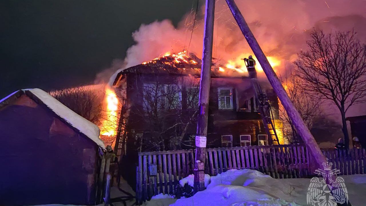 Главная картинка новости: В Слободском при пожаре спасли пять человек, в том числе трое детей