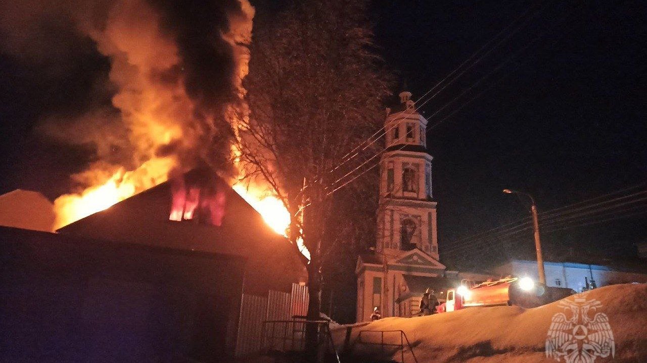 Главная картинка новости: В Суне Кировской области ночью вспыхнула пельменная