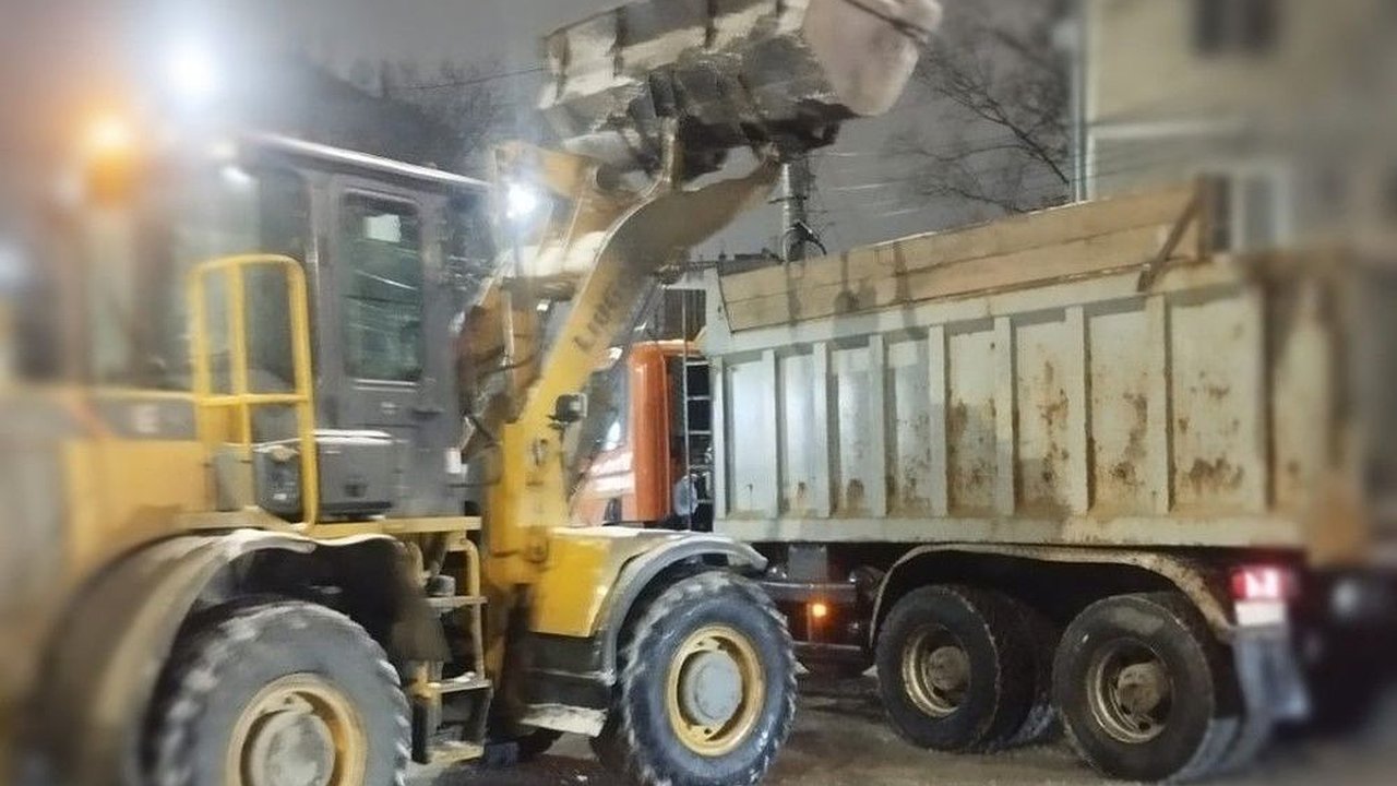 Главная картинка новости: В Кирове дорожники уберут снег с 11 участков в ночь на 12 марта