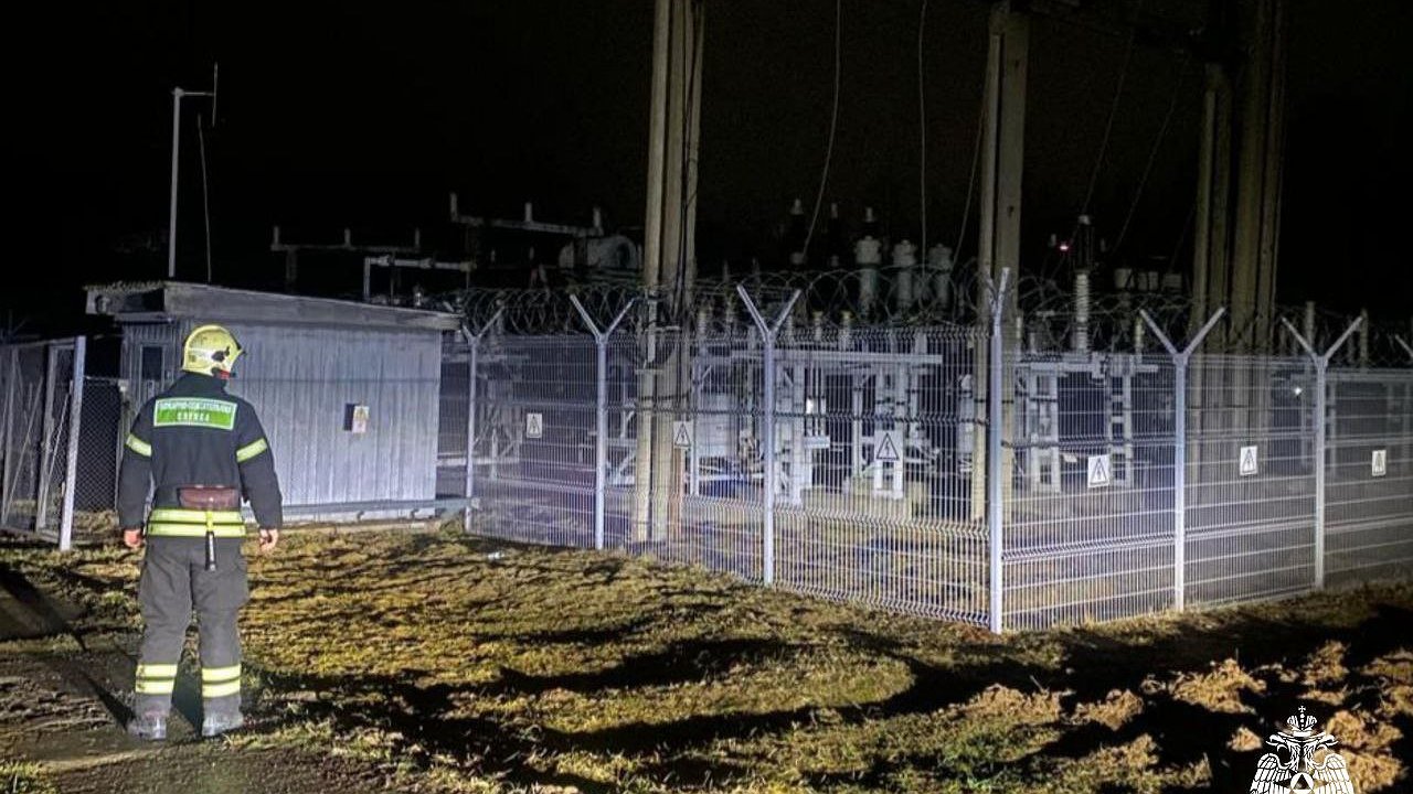 Главная картинка новости: В Кировской области энергетики устраняют последствия непогоды