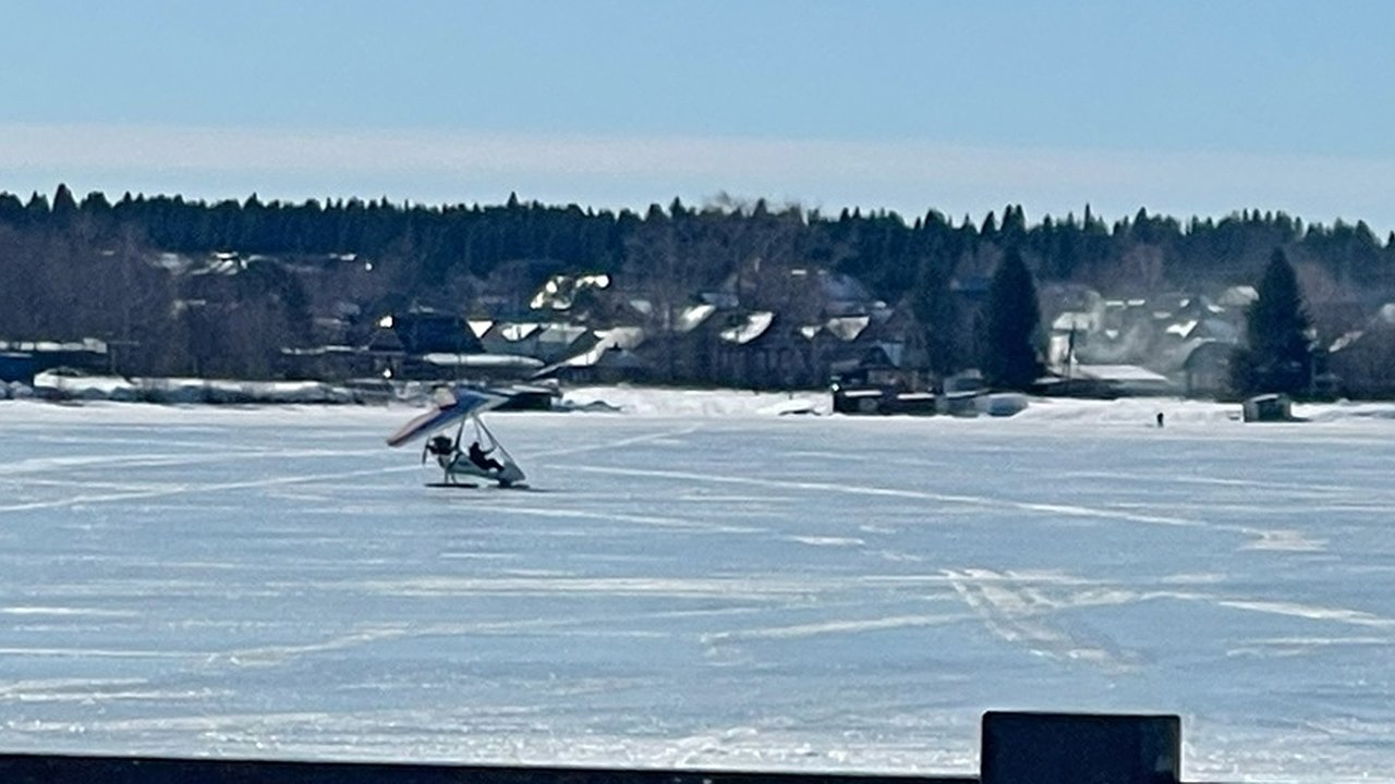 Главная картинка новости: “Стал сильно вилять, заглох и рухнул на лед”: очевидцы рассказали о крушении дельтаплана на пруду в Омутнинске