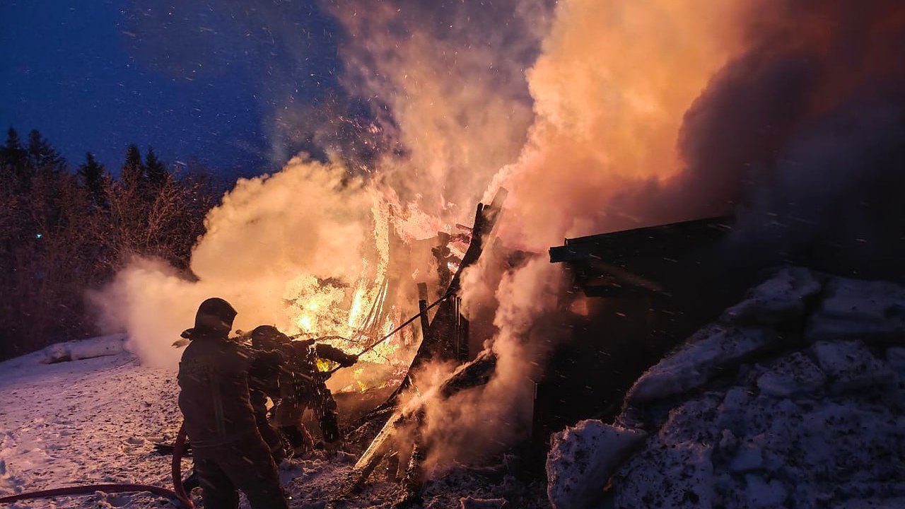 Главная картинка новости: Четыре пожара за день: оперативные сводки МЧС Кировской области